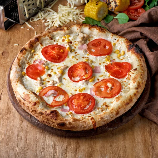 Florence Pizza. Domatesli kremalı pizza, pastırma, tavuk ve mısır. Piknik şirketi için fast food.