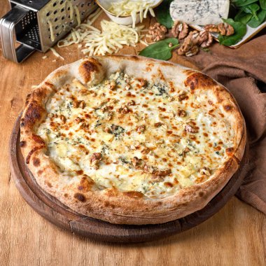 Dört Peynirli Pizza veya mozzarella soslu Quattro Formaggi Pizza, ahşap arka planda gorgonzola. Piknik şirketi için fast food, menü için fotoğraf. İtalyan mutfağı.