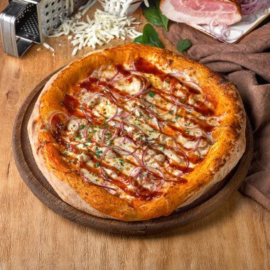 Tavuk fileto, jambon, domuz pastırması, sosis, domates sosu ve ahşap zemin üzerinde mozzarella ile nefis pizza. Piknik şirketi için fast food, menü için fotoğraf. İtalyan mutfağı.