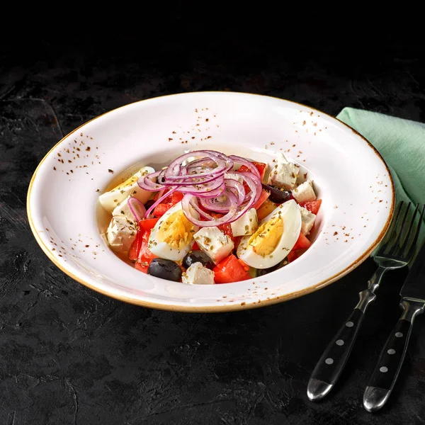 Ensalada Griega Tradicional Ensalada Verduras Con Huevo Cocido Queso Feta — Foto de Stock