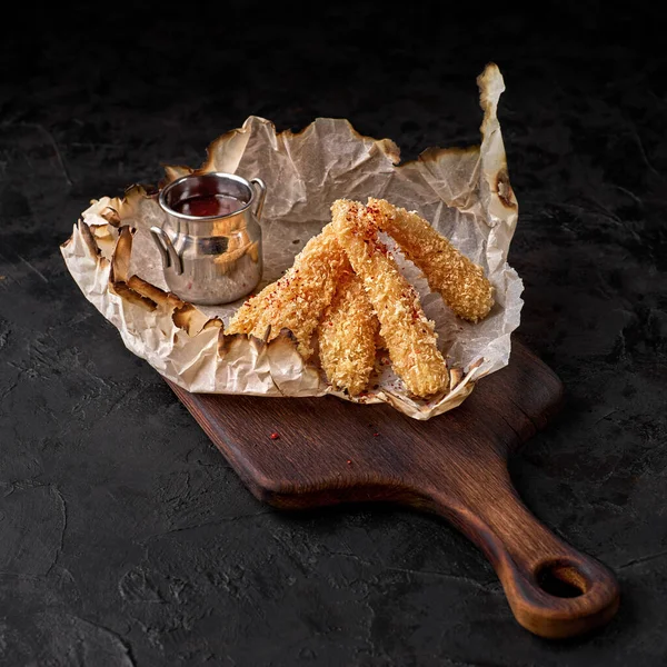 Sprøde Stegte Kyllingenuggets Med Tomatsauce Velsmagende Snack Til Mørk Baggrund - Stock-foto