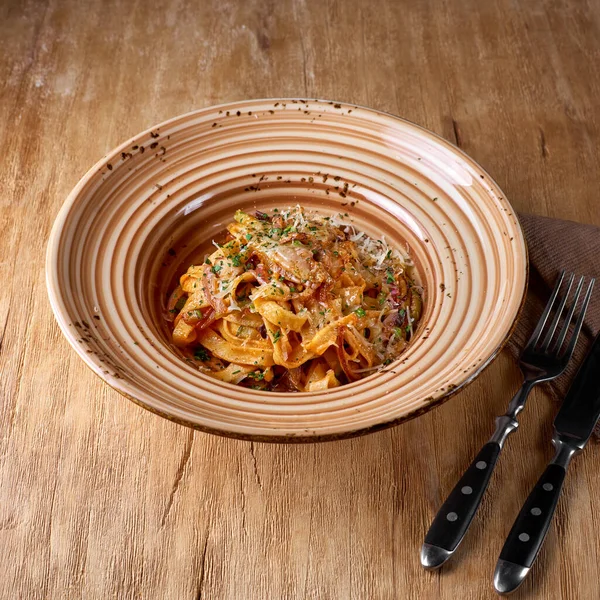 Smaczny apetyczny klasyczny włoski makaron spaghetti z sosem pomidorowym, ser parmezan — Zdjęcie stockowe