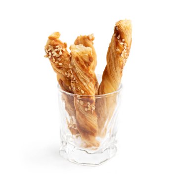 Chechil 'in beyaz arka planda izole ettiği yumuşak peynir. Beyaz arka planda tütsülenmiş peynir