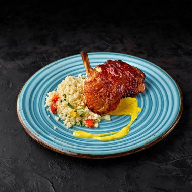 Kuskus, baharat ve koyu arkaplanda limon otu soslu kızarmış tavuk. Uzayı kopyala, seçici odaklanma. Sağlıklı yiyecekler. menü için fotoğraf