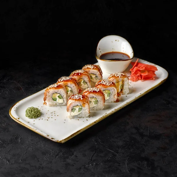 Kanada Roll, siyah desenli arka planda peynirli krema ve salatalıklı. Suşi menüsü. Japon yemeği..