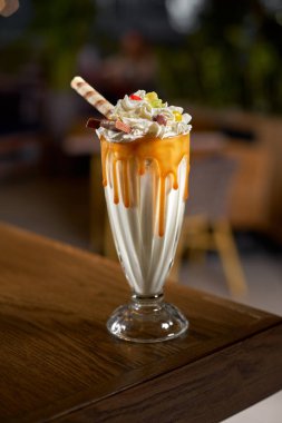Ekstrem milkshake. Aşırı sarsıntı. Modern kafenin içinde marmelatlı ve şekerli Freakshake..