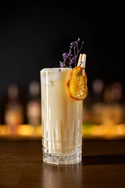 バーの背景にオレンジで装飾されたアルコールカクテル 古典的なキューバラム スパイスリキュールとクリームのガラスを閉じます — ストック写真