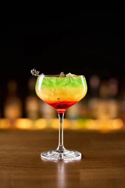酒吧间里有鲜红色 绿色层次分明的鸡尾酒 模糊的背景 — 图库照片