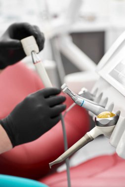 Diş hekimliği bürosunda farklı diş aletleri ve aletleri