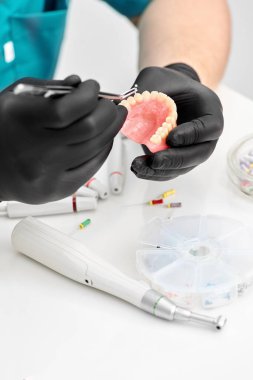 Ortodontist çene kalıbı üzerinde çalışıyor. Ortodonti. Ortodontist takma diş yapıyor..