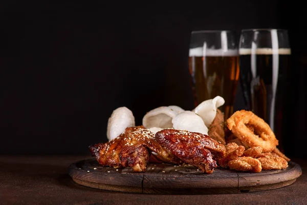 Bierset Garnalenchips Gebakken Inktvisringen Knoflookbrood Kaasstokjes Twee Glazen Bier Voor — Stockfoto