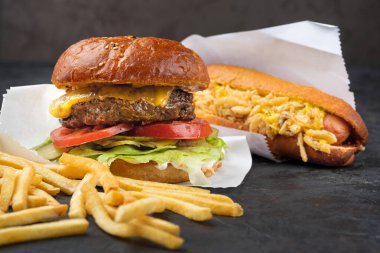 Fast food - Sosisli, hamburger ve patates kızartması