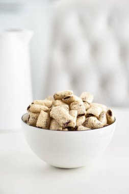 Kahvaltılık gevrek pedlerini sütle kurut. Seçici odaklanma. Sağlıklı, beslenme kahvaltıları konsepti.