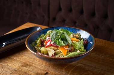 Taze sebze salatası limonu, tabakta kişniş. Vejetaryen vejetaryen, bitki temelli gıda