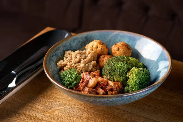 Tigela Buda Com Quinoa Brócolis Molho Tofu Com Cogumelos Conceito — Fotografia de Stock