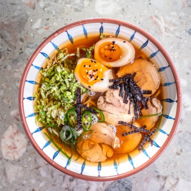 Pho Bo - Vietnam usulü taze pirinç çorbası sığır eti, otlar ve biberli. Vietnam 'ın ulusal yemeği. Üst görünüm