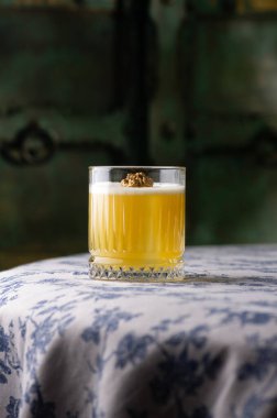 Taze penisilin, bir dilim fındık ve buz ile alkollü kokteyl..