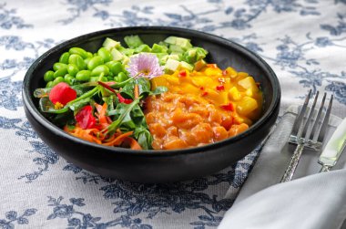 Lezzetli somon balığı ve susam tohumları ve yosun ile süslenmiş avokado kabı, stilize yemek fotoğrafçılığı, canlı renk kompozisyonu.
