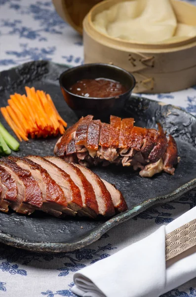 Geleneksel Pekin ördeği salatalık dilimleri, soğanlar ve hoisin sosuyla servis edilir. Zarif bir ziyafet için tasarlanmıştır..