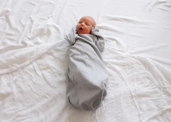 Recém-nascido em pijamas cinzentos — Fotografia de Stock