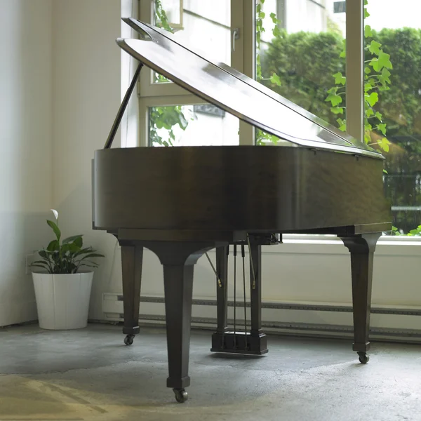 Brown piano — Stock Photo, Image