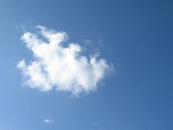 Puszysta biała chmura — Zdjęcie stockowe