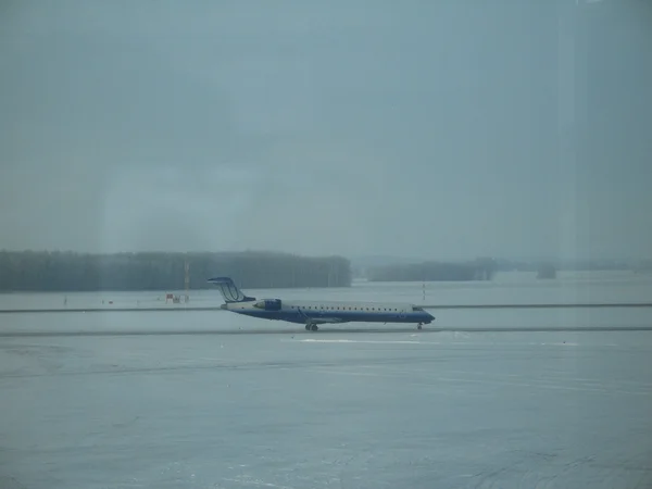 Airplane on a Frozen Runway — Stock Photo, Image