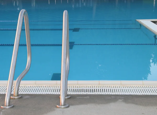 Overdekt zwembad en ladder — Stockfoto