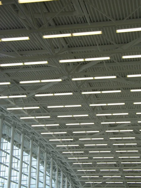 Внутренний потолок массивной современной структуры — стоковое фото