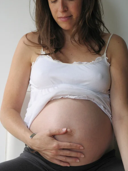 Jeune femme enceinte — Photo