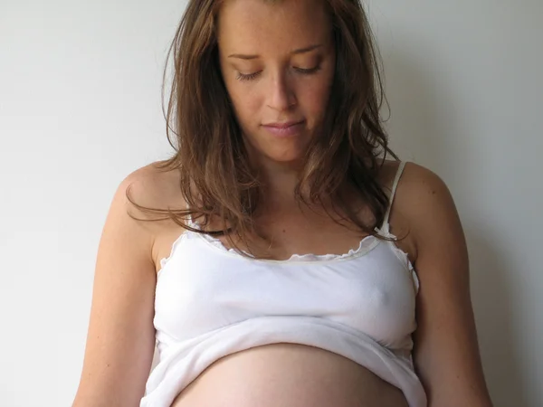 Jeune femme enceinte — Photo