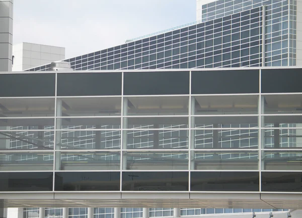 Edificio de ventanas modernas — Foto de Stock