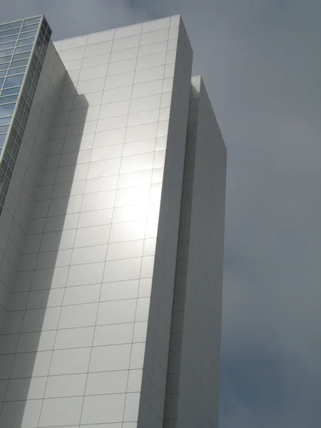 Edifício moderno com janelas — Fotografia de Stock