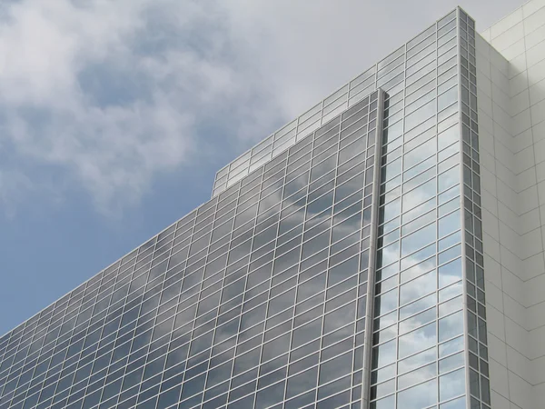 Edifício moderno com janelas — Fotografia de Stock