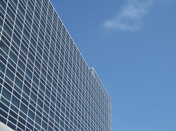 Edifício moderno com janelas — Fotografia de Stock