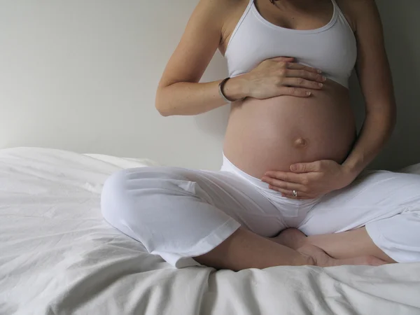 Giovane donna incinta — Foto Stock