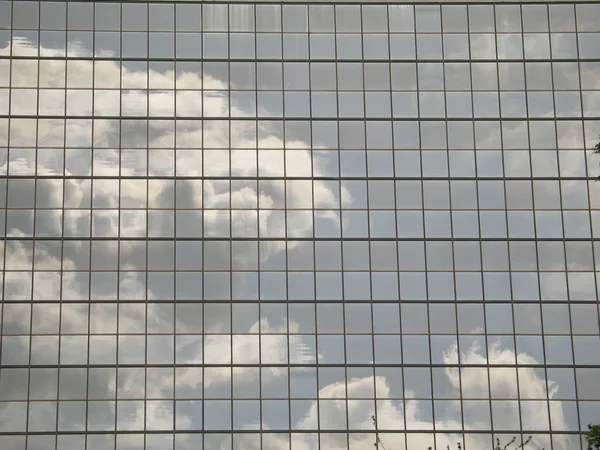 Wolken op een gebouw van glas — Stockfoto