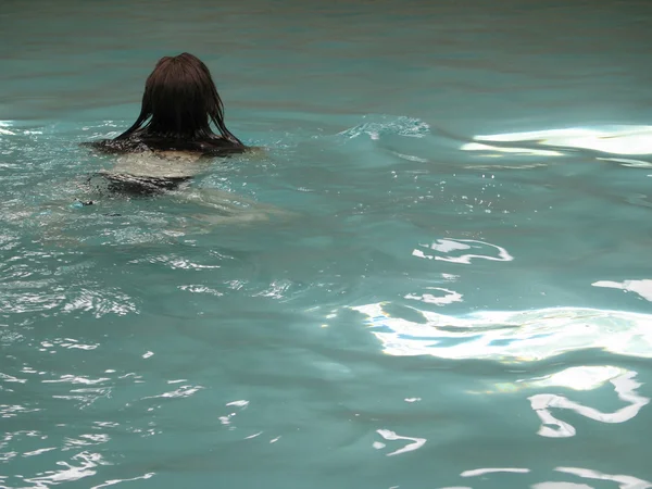 Swimming in a pool — Stock Photo, Image