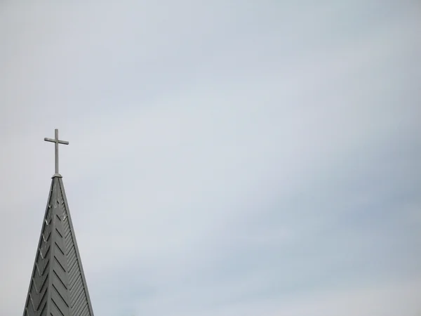 Εκκλησία καμπαναριό και γκρίζο ουρανό — Φωτογραφία Αρχείου