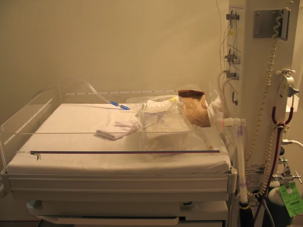 Baby лікарняне ліжко — стокове фото