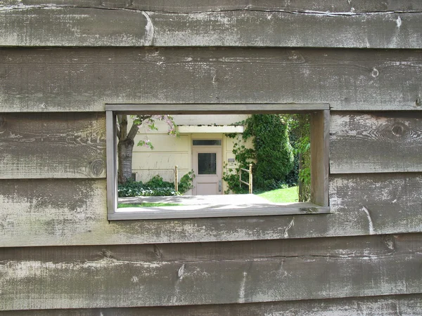 Pared desgastada y ventana a la vegetación —  Fotos de Stock