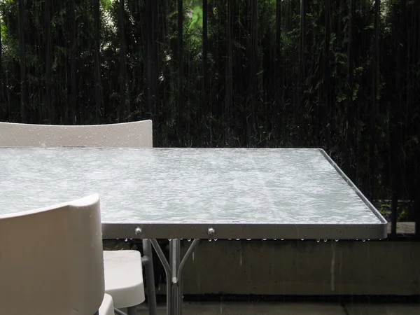 Мокрый стол на открытом воздухе — стоковое фото