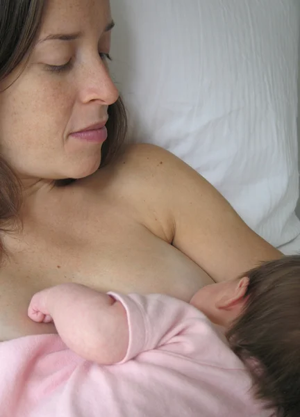 Nya mor bröst Feeds — Stockfoto