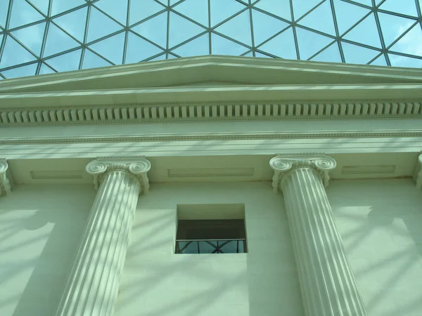 Vnitřní architektura a skleněný strop — Stock fotografie