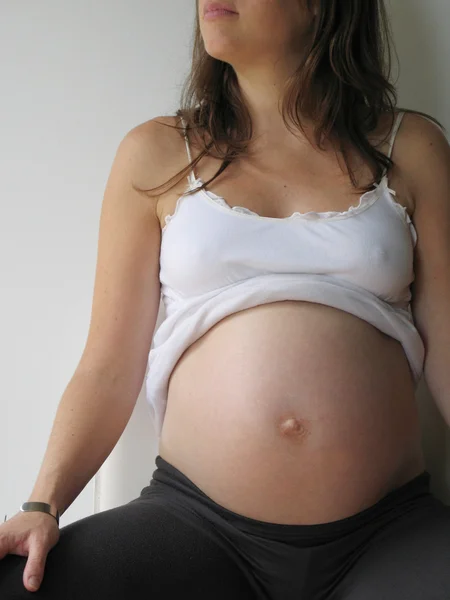 Jonge zwangere vrouw Rechtenvrije Stockfoto's