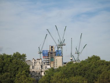 Bir inşaat sahasında birden çok Vinçler