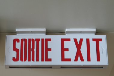 İki dilli çıkış işareti (Fransızca ve İngilizce)