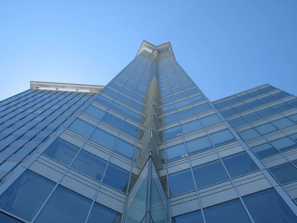 Sky Scraper With Mirrored Appearance — Stock Photo, Image