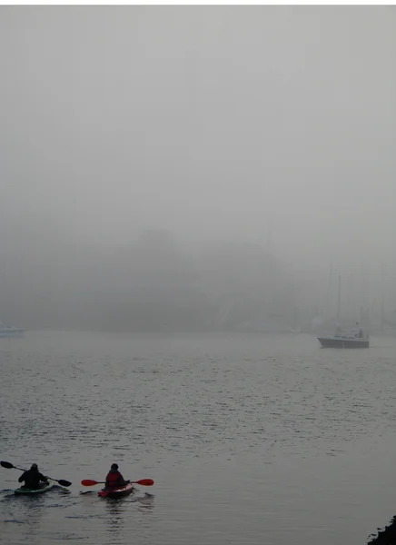 雾日皮划艇 — 图库照片