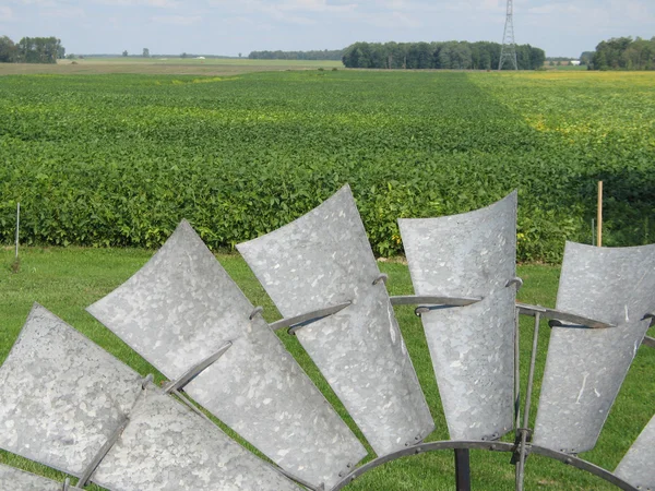 Gevallen Metal windmolen en farmer's veld — Stockfoto